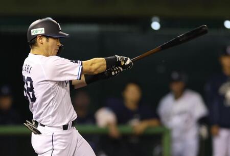 ８回、左越えに逆転２点二塁打を放つ岸（撮影・金田祐二）