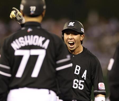 ２回、中前に先制適時打を放ち喜ぶ寺地（撮影・金田祐二）