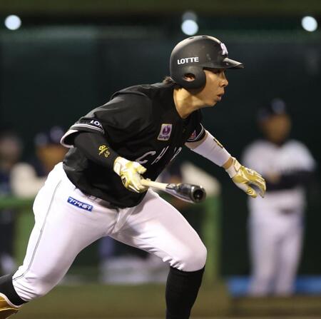 ２回、中前に先制適時打を放つ寺地（撮影・金田祐二）