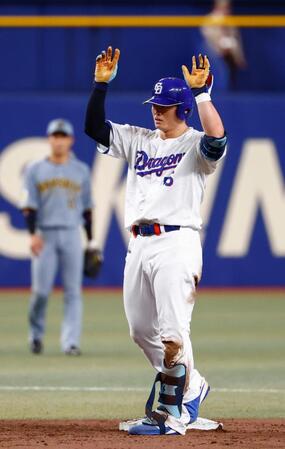 ３回、適時二塁打を放ち、ポーズをとる細川