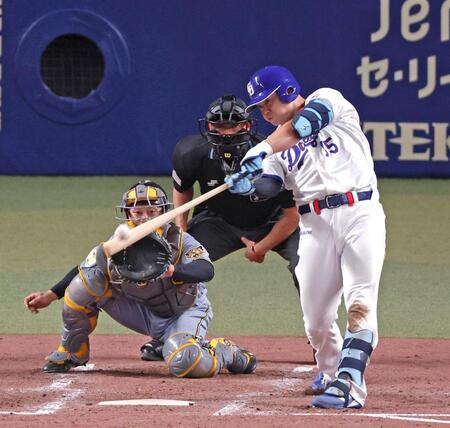 ３回、適時二塁打を放つ細川（撮影・立川洋一郎）