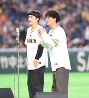 試合前、漫才を行うたくろうの赤木裕（左）ときむらバンド（撮影・開出牧）