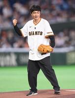 始球式を務めガッツポーズを決めるたくろうの赤木裕（撮影・開出牧）