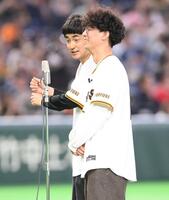 試合前、漫才を行うたくろうのきむらバンド（手前）と赤木裕（撮影・開出牧）