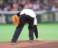 始球式を務めマウンドを手でならすたくろうの赤木裕（撮影・開出牧）