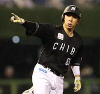 ４回、左前適時打を放つ寺地（撮影・金田祐二）