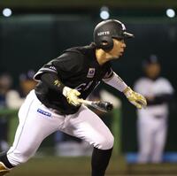 ２回、中前に先制適時打を放つ寺地（撮影・金田祐二）