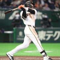 ７回、右越えソロを放つキャベッジ（撮影・開出牧）