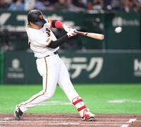 ２回、レフトへ先制の適時二塁打を放つ増田陸（撮影・開出牧）