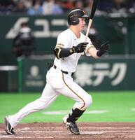 ３回、右越え適時二塁打を放つ泉口（撮影・開出牧）