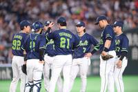 ３回、泉口に右越え適時二塁打を打たれた先発・吉村（２１）の元に集まるヤクルトナイン（撮影・開出牧）