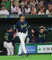 ８回、投手交代を告げる池山監督（撮影・開出牧）