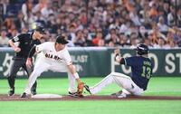 ４回、三塁を狙うがタッチアウトとなる二塁走者のオスナ（右）。三塁手・ダルベック（撮影・開出牧）