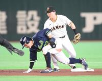 ２回、赤羽の中飛でタッチアップで二塁を狙うもアウトとなった増田（左手前）。遊撃手は泉口（撮影・開出牧）