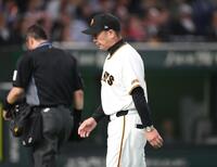６回、投手交代を告げた阿部監督（撮影・開出牧）