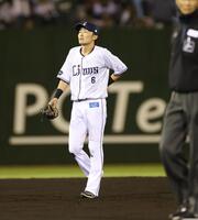 ９回、小川の遊ゴロを逆転の２点タイムリーエラーでがっくりの源田（撮影・金田祐二）