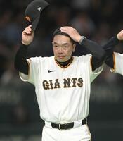 好調ヤクルトに競り勝ちスタンドの歓声に応える阿部監督（撮影・開出牧）