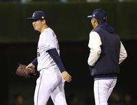 ７回、降板する渡辺。右は西口監督（撮影・金田祐二）