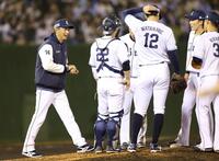 渡辺を交代する西口監督（撮影・金田祐二）