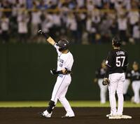 ８回、左越えに逆転２点二塁打を放ちガッツポーズの岸（撮影・金田祐二）