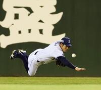 ４回、上田の打球に飛びつくも捕れず二塁打にする桑原（撮影・金田祐二）