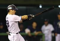 ８回、左越えに逆転２点二塁打を放つ岸（撮影・金田祐二）