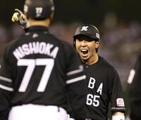 ２回、中前に先制適時打を放ち喜ぶ寺地（撮影・金田祐二）