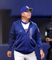 ６回を終え、選手交代を告げる井上監督（撮影・西田忠信）