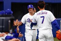 ３回を終え、ナインとタッチを交わす細川