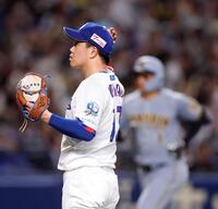 ６回、森下（右）にソロを浴びた柳（撮影・西田忠信）