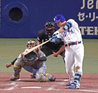 ３回、適時二塁打を放つ細川（撮影・立川洋一郎）