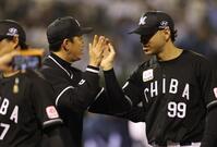 ナインを迎えるサブロー監督（撮影・金田祐二）