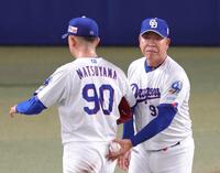 ９回、逆転を許した松山（左）を降板させる井上監督（撮影・立川洋一郎）
