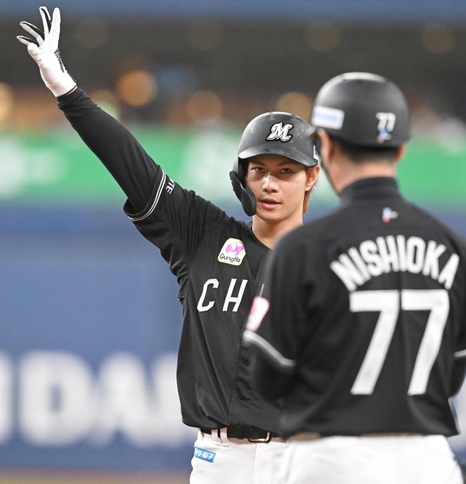 ３回、左前打を放ちポーズを決める藤原（撮影・高部洋祐）