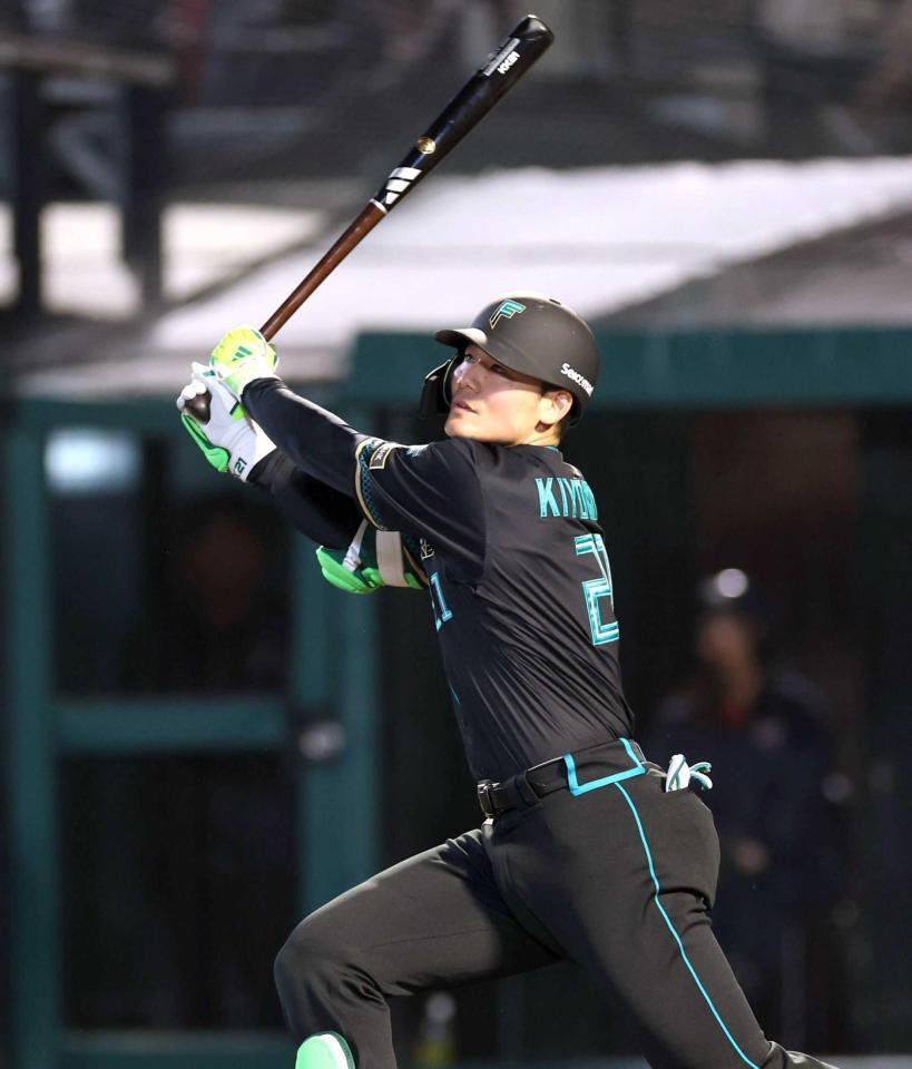 　６回、勝ち越しの５号３ランを放つ清宮幸（撮影・金田祐二）