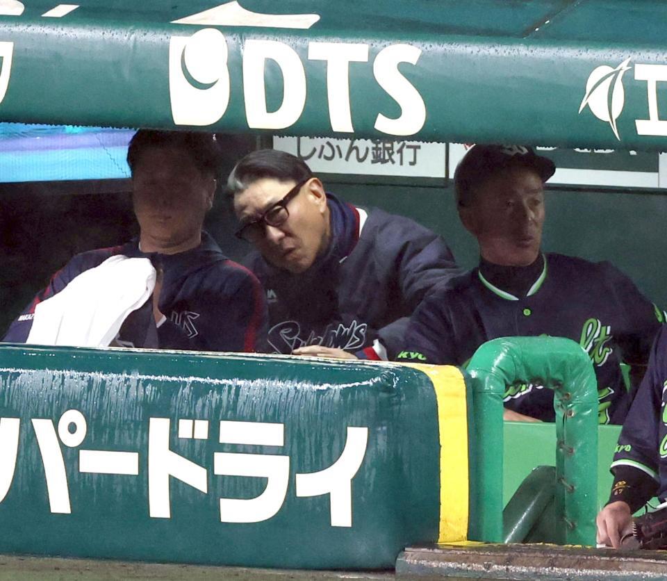 ７回途中、雨で試合が中断しベンチからグラウンドを見る池山監督（中央）＝撮影・山口登