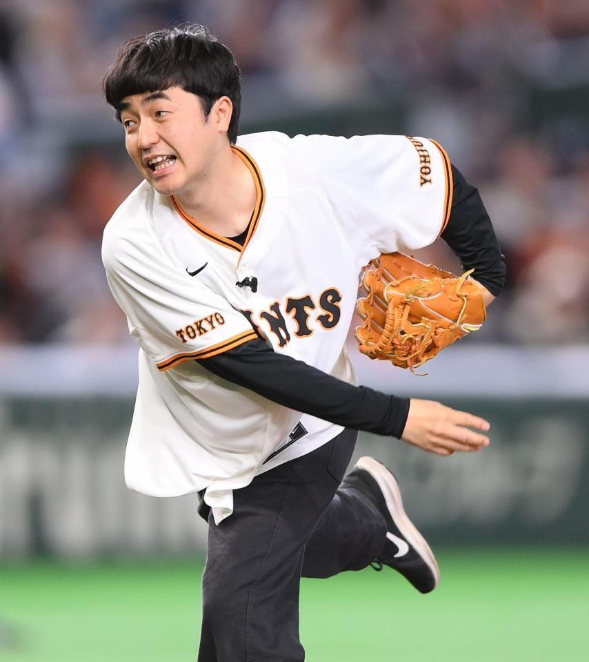 始球式を務めるたくろうの赤木裕（撮影・開出牧）