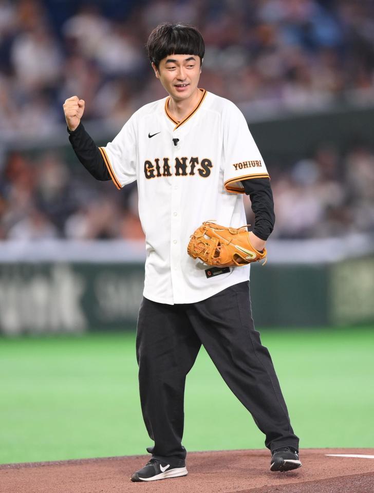 始球式を務めガッツポーズを決めるたくろうの赤木裕（撮影・開出牧）