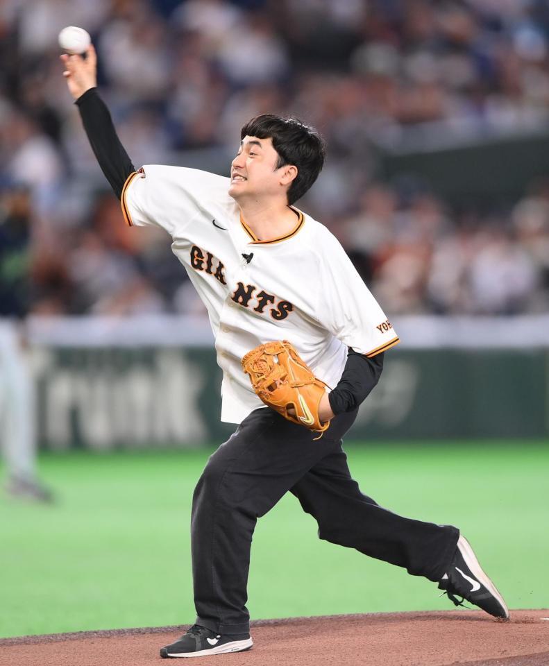 始球式を務めるたくろうの赤木裕（撮影・開出牧）