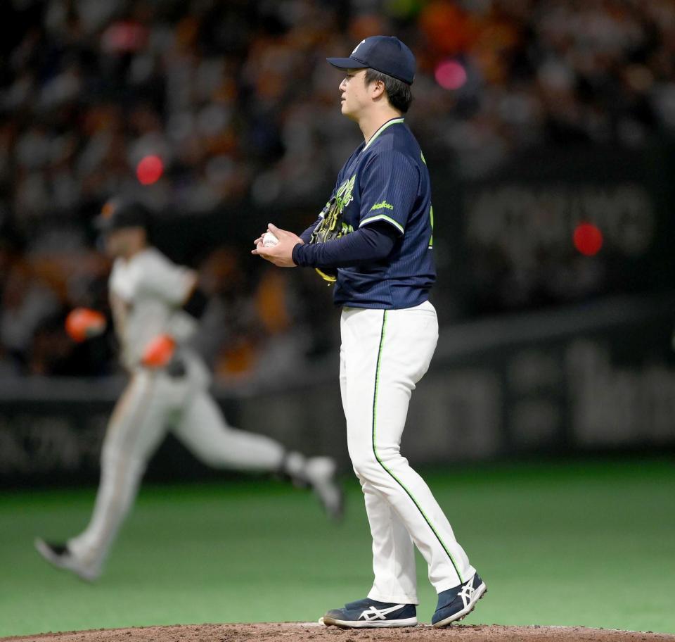 ７回、キャベッジ（後方）に右越えソロを打たれた吉村（撮影・開出牧）