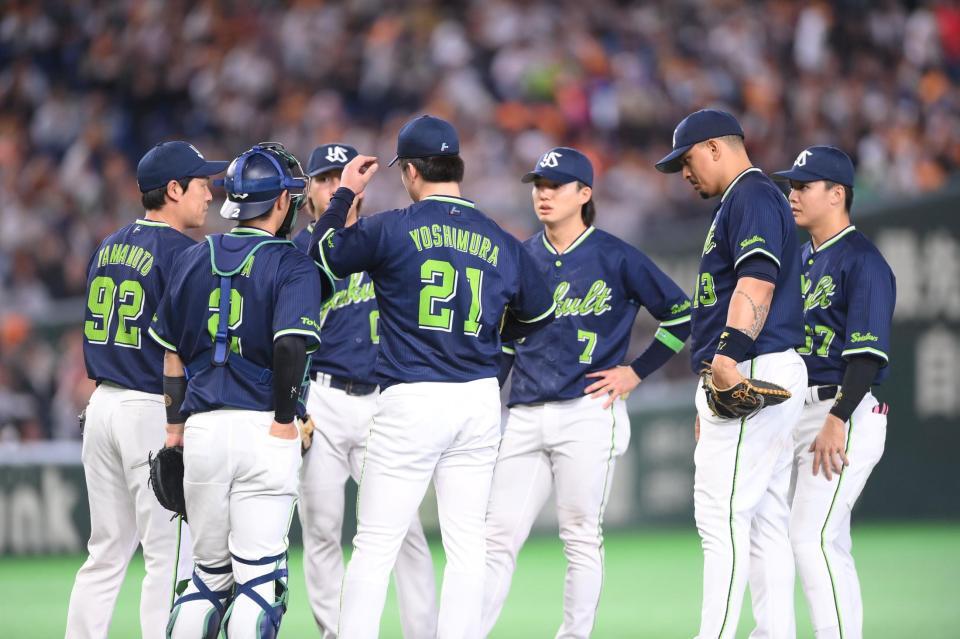 ３回、泉口に右越え適時二塁打を打たれた先発・吉村（２１）の元に集まるヤクルトナイン（撮影・開出牧）