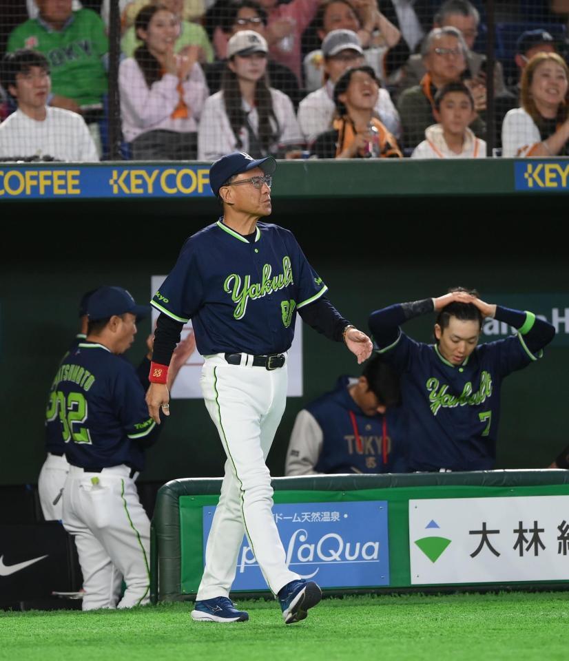 ８回、投手交代を告げる池山監督（撮影・開出牧）