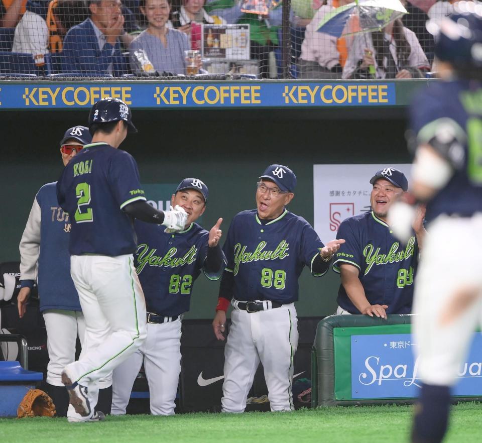 ４回、増田の中犠飛で生還した古賀（左手前）を迎える池山監督（後方右から２人目）＝撮影・開出牧