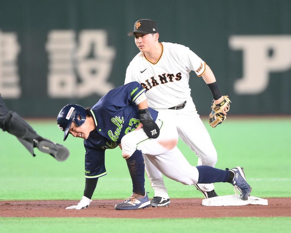 ２回、赤羽の中飛でタッチアップで二塁を狙うもアウトとなった増田（左手前）。遊撃手は泉口（撮影・開出牧）