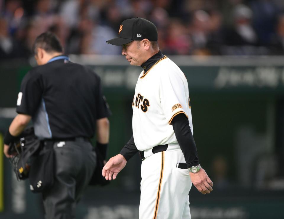 ６回、投手交代を告げた阿部監督（撮影・開出牧）