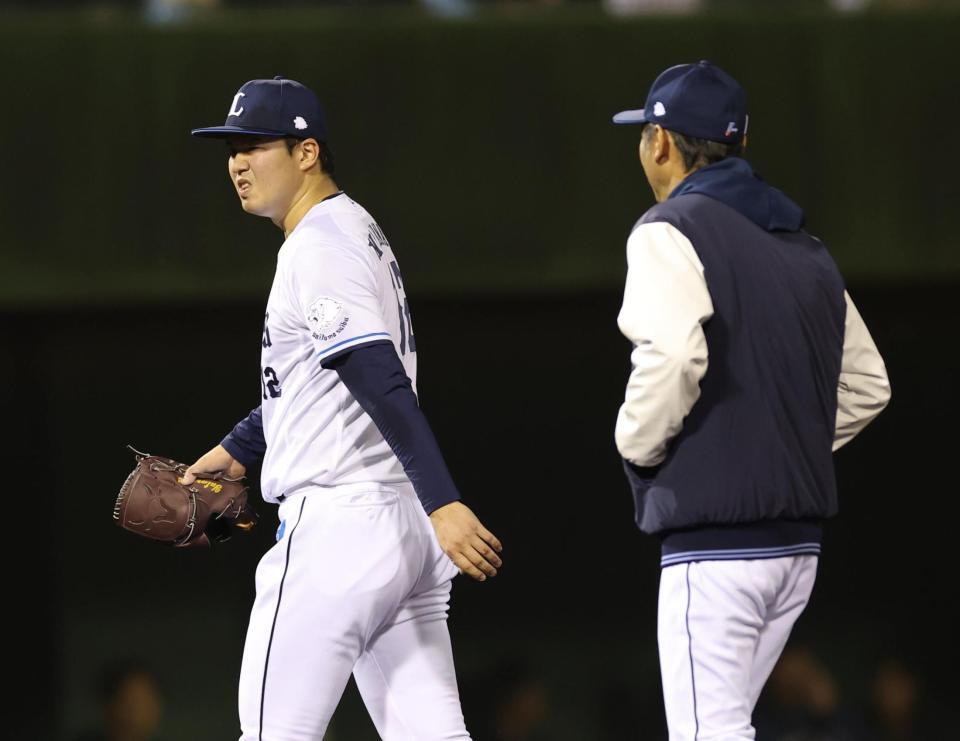 ７回、降板する渡辺。右は西口監督（撮影・金田祐二）