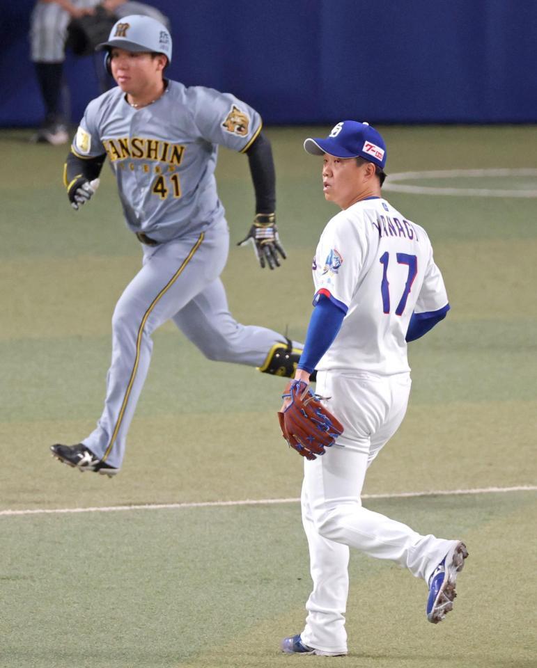 ５回、村上を二ゴロ似打ち取る柳（撮影・立川洋一郎）