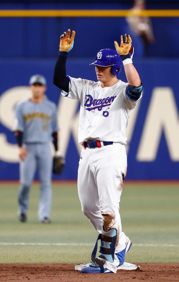 ３回、適時二塁打を放ち、ポーズをとる細川