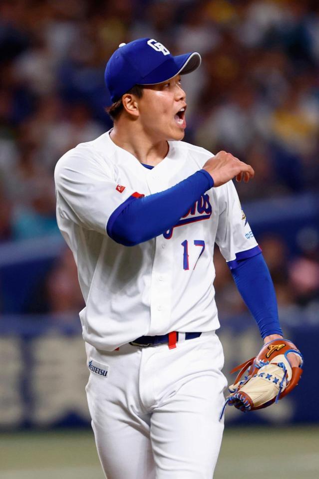 ４回を投げ終え、雄たけびを上げる柳