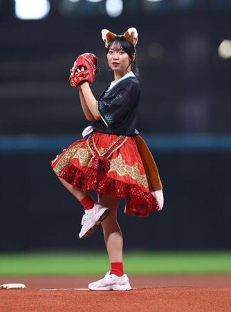 ファーストピッチセレモニーで投球するＡｐｐａｒｅ！・朝比奈れい（撮影・中島達哉）